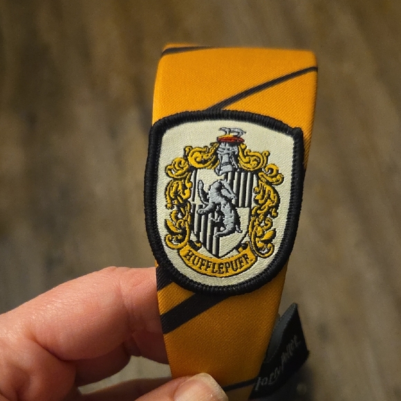 Hogwarts Hufflepuff Bag And Headband - Picture 5 of 7